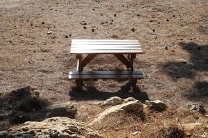 bank voor rust uit in een stad park in Israël. foto