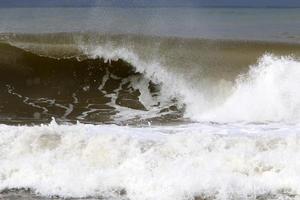 storm en wind Aan de middellandse Zee zee in noordelijk Israël. foto