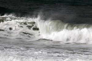 storm en wind Aan de middellandse Zee zee in noordelijk Israël. foto