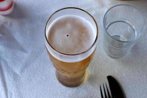 in een glas van vers en verkoudheid bier. foto