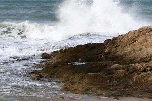 storm en wind Aan de middellandse Zee zee in noordelijk Israël. foto