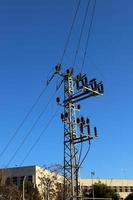 draden Aan een pool draag- hoog Spanning elektrisch huidig. foto