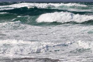 storm en wind Aan de middellandse Zee zee in noordelijk Israël. foto