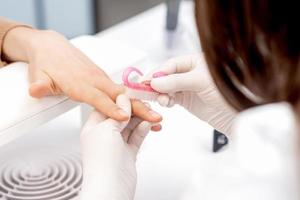 manicure meester toepassingen borstel naar schoon stof van nagels foto