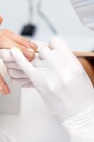 manicure meester toepassen beige nagel Pools foto