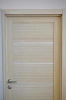 geel Ingang kantoor deur met een ijzer handvat. mooi houten deur in de kamer. foto