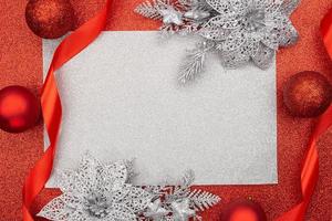 rood Kerstmis ballen met zilver Afdeling van bloem en linten Aan glimmend achtergrond. nieuw jaar. top visie, vlak leggen. kopiëren ruimte foto