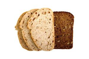brood gesneden Aan een wit achtergrond foto