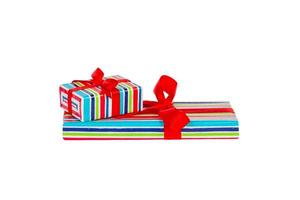 reeks van Kerstmis of andere vakantie handgemaakt Cadeau in gekleurde papier met rood lintje. geïsoleerd Aan wit achtergrond, top visie. dankzegging geschenk doos concept foto