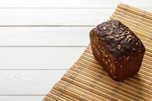 traditioneel rogge brood met zaden, gebakken in steen oven. gezond en vol van smaak foto