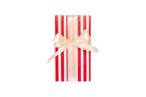 Kerstmis of andere vakantie handgemaakt Cadeau in rood papier met goud lintje. geïsoleerd Aan wit achtergrond, top visie. dankzegging geschenk doos concept foto