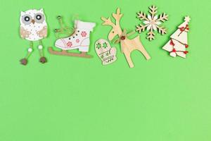 top visie van vakantie ornament gemaakt van Kerstmis decoraties Aan kleurrijk achtergrond. nieuw jaar tijd concept met kopiëren ruimte foto