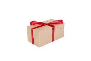 geschenk doos met rood lint geïsoleerd Aan wit achtergrond. vakantie concept u u ontwerp. perspectief visie foto