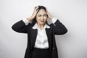 een portret van een Aziatisch bedrijf vrouw vervelend een zwart pak geïsoleerd door wit achtergrond looks depressief foto