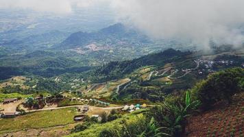 hoog visie van phu thap boek berg phetchabun provincie, Thailand. verkoudheid het weer, hoog bergen en dik mist. foto