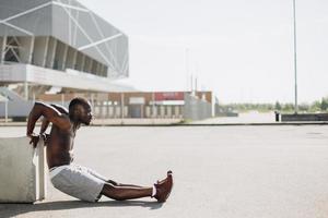 zwarte man buiten aan het trainen foto