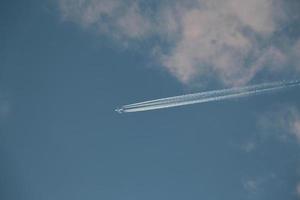 vliegtuig in een blauwe hemel foto
