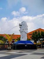 replica van Singapore wit leeuw standbeeld, in de stad park van madiun Indonesië met Doorzichtig blauw lucht. foto