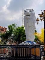 replica van Singapore wit leeuw standbeeld, in de stad park van madiun Indonesië met Doorzichtig blauw lucht. foto