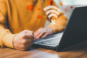 Mens gebruik makend van een computer laptop naar aansluiten naar Wifi maar Wifi niet verbonden, en aan het wachten naar bezig met laden digitaal bedrijf gegevens het formulier website, concept technologie van aan het wachten voor aansluiten naar Wifi. foto