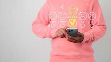 Mens gebruik makend van een mobiel telefoon in geven beoordeling naar onderhoud ervaring Aan sollicitatie. online klant recensie tevredenheid terugkoppeling enquête en getuigenis. foto