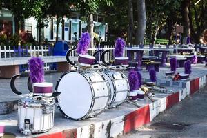 het marcheren band drums Aan verdieping in de buurt straat binnen ondergeschikt school- voor voorbereidingen treffen sport optocht wandelen van studenten, zacht en selectief focus. foto