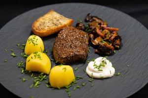 in de pan geroosterd steak met vers walvis champignons foto