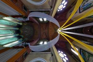 koepel en altaar van Katholiek kerk met bogen en kolommen, plafond en gewelven met fresco foto