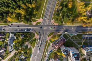 antenne visie van weg uitwisseling of snelweg kruispunt. knooppunt netwerk van vervoer genomen door drone. foto