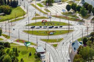 antenne visie van weg uitwisseling of snelweg kruispunt. knooppunt netwerk van vervoer genomen door drone. foto