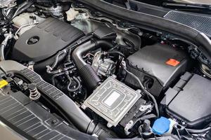 modern auto motor onder kap dichtbij omhoog detail foto