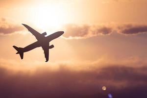 silhouet van een passagiersvliegtuig in de lucht. reizen en reisideeën over de hele wereld. foto