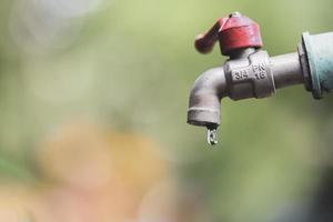 het concept van watercrisis en wanhoop door gebrek aan schoon water veroorzaakt door droogte. de kraan heeft geen stromend water. foto