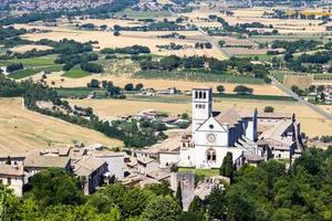 Assisi dorp in de regio Umbrië, Italië. de stad staat bekend om de belangrijkste Italiaanse basiliek gewijd aan st. francis-san francesco. foto