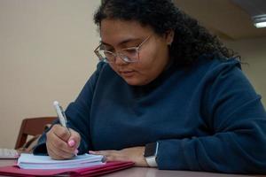 student studeert in de bibliotheek foto