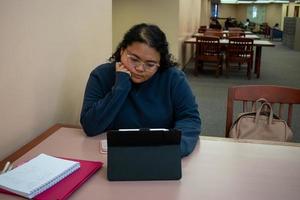 student studeert in de bibliotheek foto