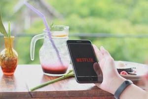 Chiang mei, Thailand - 11 juli, 2020 - Netflix app Aan slim telefoon scherm. Netflix is een Internationale leidend abonnement onderhoud. foto