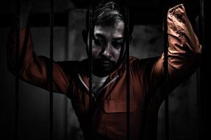 handen van mannen die wanhopig op zoek zijn naar de ijzeren gevangenis, het concept van de gevangene, de mensen van Thailand, hopen vrij te zijn. foto
