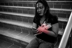 een mooi Aziatisch meisje kapot gegaan haar arm en gespalkt, vrouw per ongeluk valt, armen raken de grond, veroorzaken breuken, foto