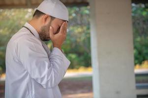 jong Aziatisch moslim Mens bidden Aan zonsondergang, ramadan festival concept foto