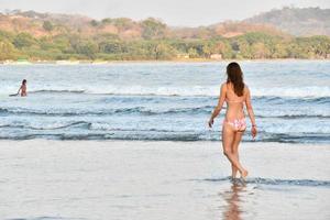 vrouw op strand foto