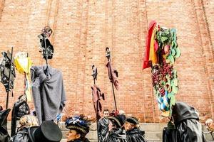 niet geïdentificeerd mensen vervelend carnaval maskers Bij de Venetië carnaval in Venetië, Italië, ongeveer februari 2022 foto