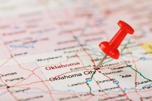 rood klerikaal naald- Aan een kaart van de Verenigde Staten van Amerika, Oklahoma en de hoofdstad van Oklahoma stad. dichtbij omhoog kaart van Oklahoma met rood tack foto