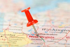 rood klerikaal naald- Aan een kaart van Verenigde Staten van Amerika, zuiden west Virginia en de hoofdstad charleston. dichtbij omhoog kaart van zuiden west Virginia met rood tack foto