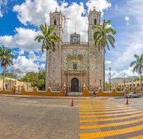 visie van valladolid kathedraal Aan Mexico yucatan schiereiland gedurende de dag foto