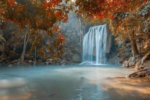 waterval in de prachtige herfst