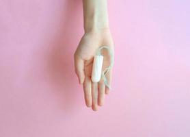 hand- houdt katoen sanitair vrouw tampon voor bescherming van menstruatie- bloeden gedurende menstruatie fiets. menstruatie- hygiëne en intiem zorg. foto