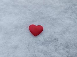 Kerstmis items en speelgoed Aan wit sneeuw foto