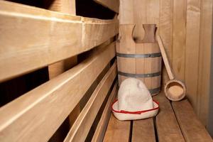 traditioneel oud russisch badhuis spa concept. interieur details Finse sauna stoomcabine met traditionele sauna accessoires set schepvilt. ontspannen land dorp bad concept. foto