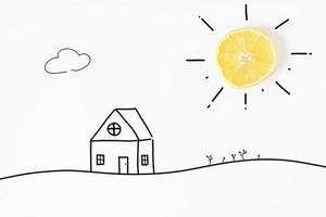 zonvormig citroen plak. hand getekend huizen en landschap Aan een wit achtergrond, vlak leggen. fotografie met illustratie elementen foto